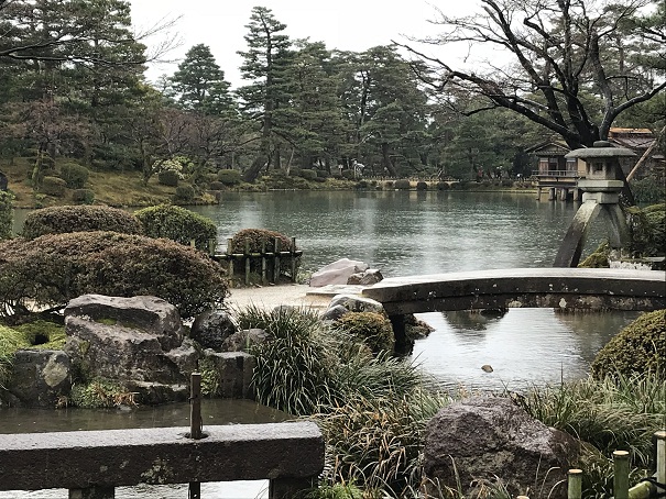 雨の兼六園