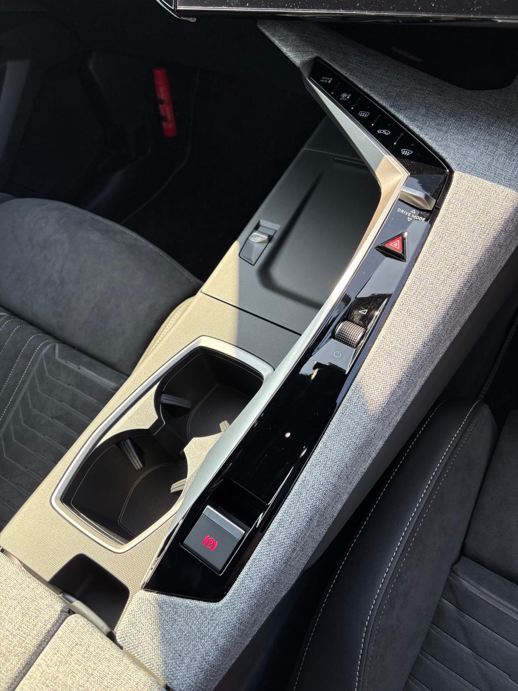 NEW E3008 デビュー💫試乗車あります😼