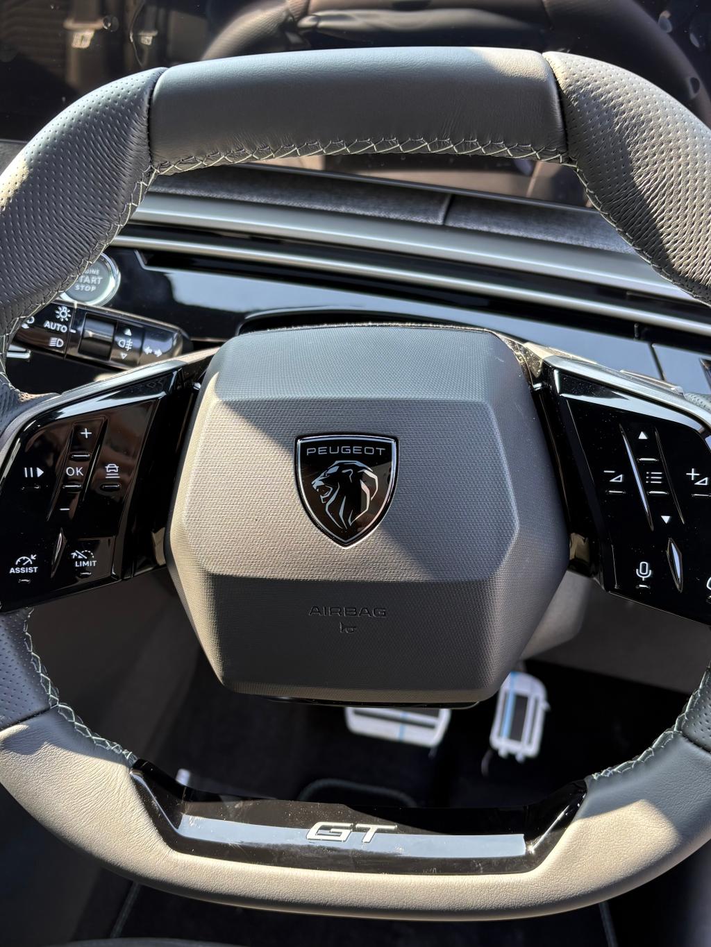 NEW E3008 デビュー💫試乗車あります😼